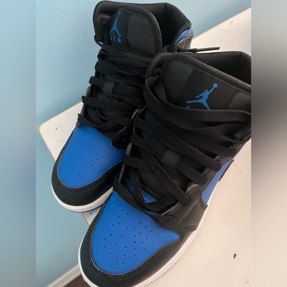 Air Jordan 1 Mid Size. 5Y - Picture 12 of 13